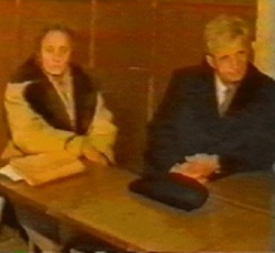 Nicolae és Elena Ceausescu a rögtönítélő bíróság előtt