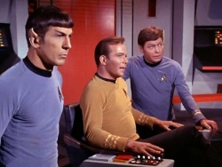 Balról jobbra: Mr. Spock, Kirk kapitány, Dr. McCoy