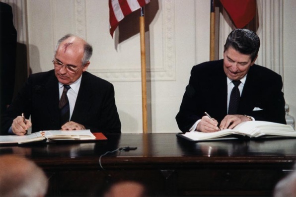 Mihail Gorbacsov és Ronald Reagan a Fehér Házban aláírják a nukleáris arzenál csökkentését rögzítő egyezményt.