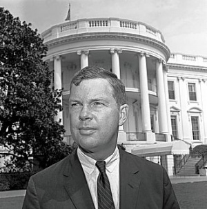 Tom Wicker a Fehér Ház előtt (fotó: post-gazette.com)