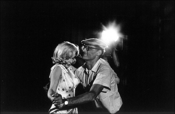 Eve Arnold képe Marilyn Monroe-ról és férjéről, Arthur Millerről.