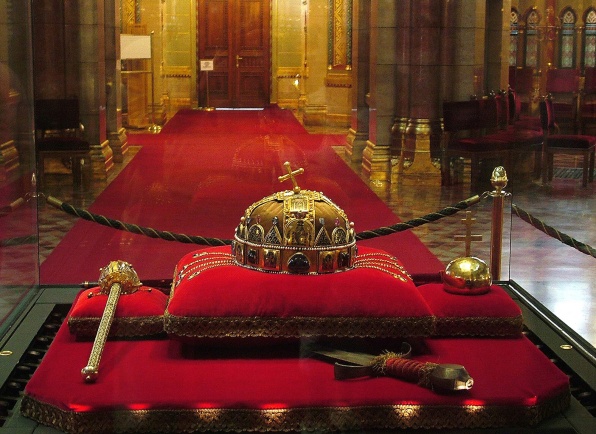 A koronázási ékszerek a Parlamentben (fotó: orszagalbum.hu)