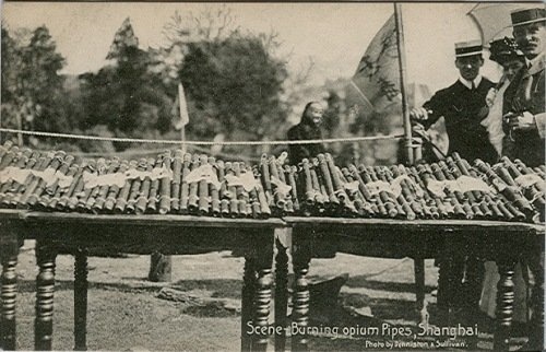 Égetésre váró ópiumpipák Sanghajban (fotó: Opium Museum)
