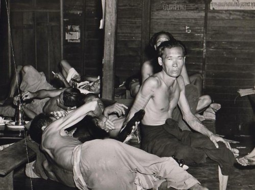 Nyilvános ópiumbarlang Bangkokban, 1950-es évek (fotó: Opium Museum)