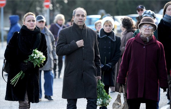 Nagy-Kálózy Eszter és Rudolf Péter  színművészek virággal érkeznek (MTI Fotó: Földi Imre)