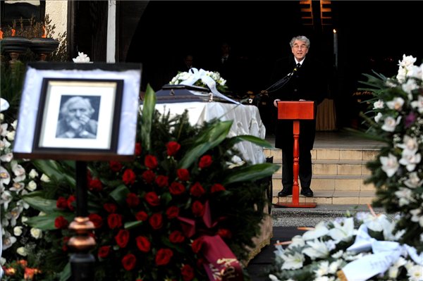 Réthelyi Miklós nemzeti erőforrás miniszter beszédet mond Garas Dezső búcsúztatásán a Farkasréti temető Makovecz-terménél (MTI Fotó: Földi Imre)