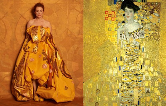 Julianne Moore mint "Adele Bloch Bauer" Gustav Klimt festményén