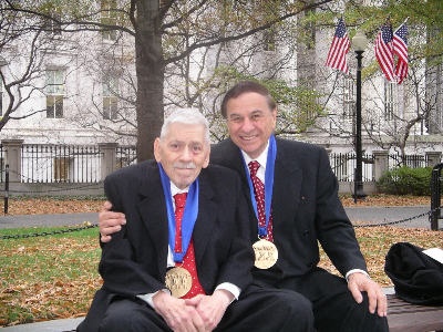 Robert Sherman és testvére, Richard, miután átvették a Művészet Medál kitüntetést George Bush-tól