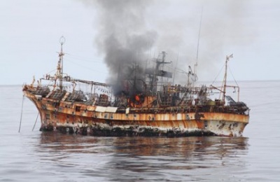 A hajó lángra kapott a belelőtt robbanó gránáttól
