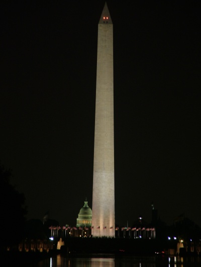 A National Mall a Capitolium (hátul) és a Lincoln emlékmű közötti hatalmas terület. A kettő között emelkedik a Washington emlékmű is. (fotó: Kalocsai Kristóf)