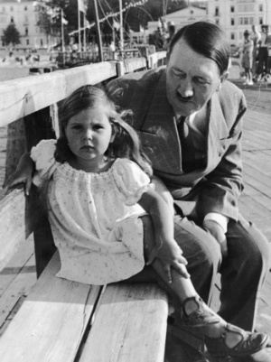 Hitler és Helga Goebbels. Hitlernek nem volt saját gyermeke, Goebbelsék pedig Berlin ostromának végén megölték mind az öt lányukat és egyetlen fiukat.