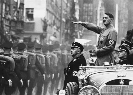 Igazi megtiszteltetés a Führer mögött ülni