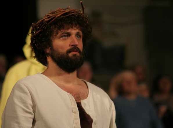Az előadás egyetlen profi színésze: Keresztes János (Jézus)