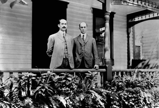 A Wright testvérek, Orville (b) és Wilbur