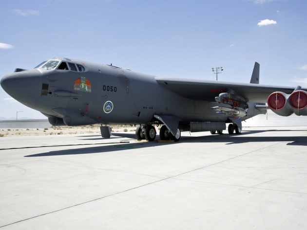 A Waverider egy B-52-es szárnyára rögzítve repülés előtt