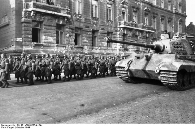 Késő délutánra a budapesti utcákat már a németek és az átállt honvédségi alakulatok, illetve a felfegyverzett nyilas pártszolgálatosok uralták