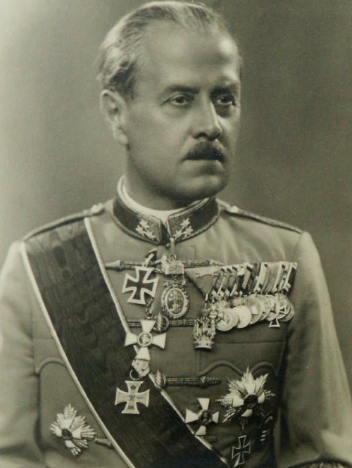Lakatos Géza vezérezredes, miniszterelnök is csak félszívvel támogatta a szovjetekkel megkötendő előzetes fegyverszüneti megállapodást.