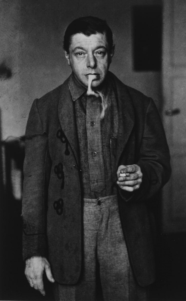 Tihanyi Lajos cigarettával (André Kertész fotója)