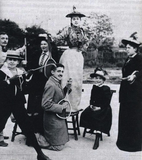 Proust teniszütővel gitározik