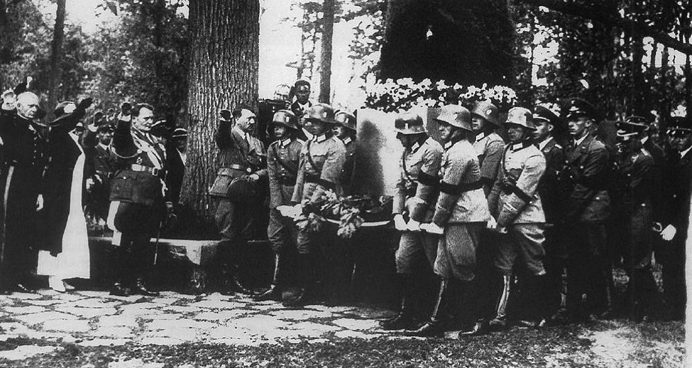 Carin Göring temetése Carinhall - a koporsó mellett Hitler (Fotó: http://ozebook.com)