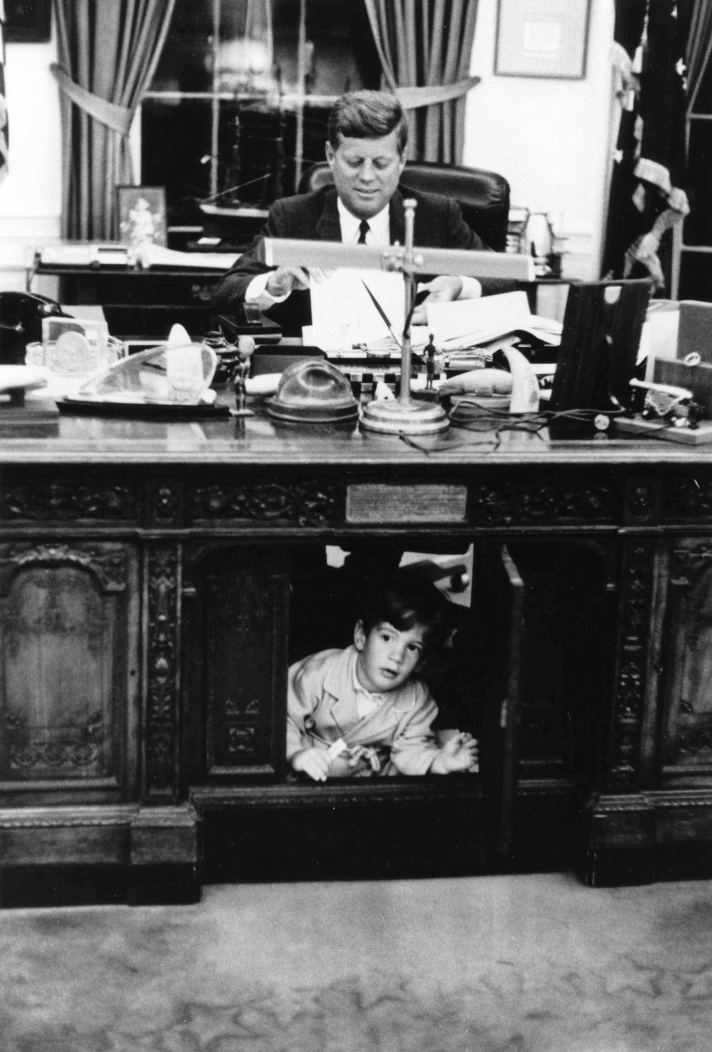 JFK és fia az ovális irodában. Fotó: Stanley Tretick, Look Magazine.