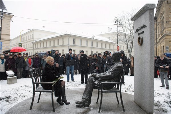 Renáta Lenártová főpolgármester-helyettes beszédet mond Márai Sándor szobra mellett. MTI Fotó: Komka Péter