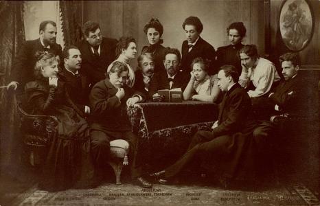 Felolvasás a moszkvai Művész Színházban. Középen Csehov, balra tőle Sztanyiszlavszkij