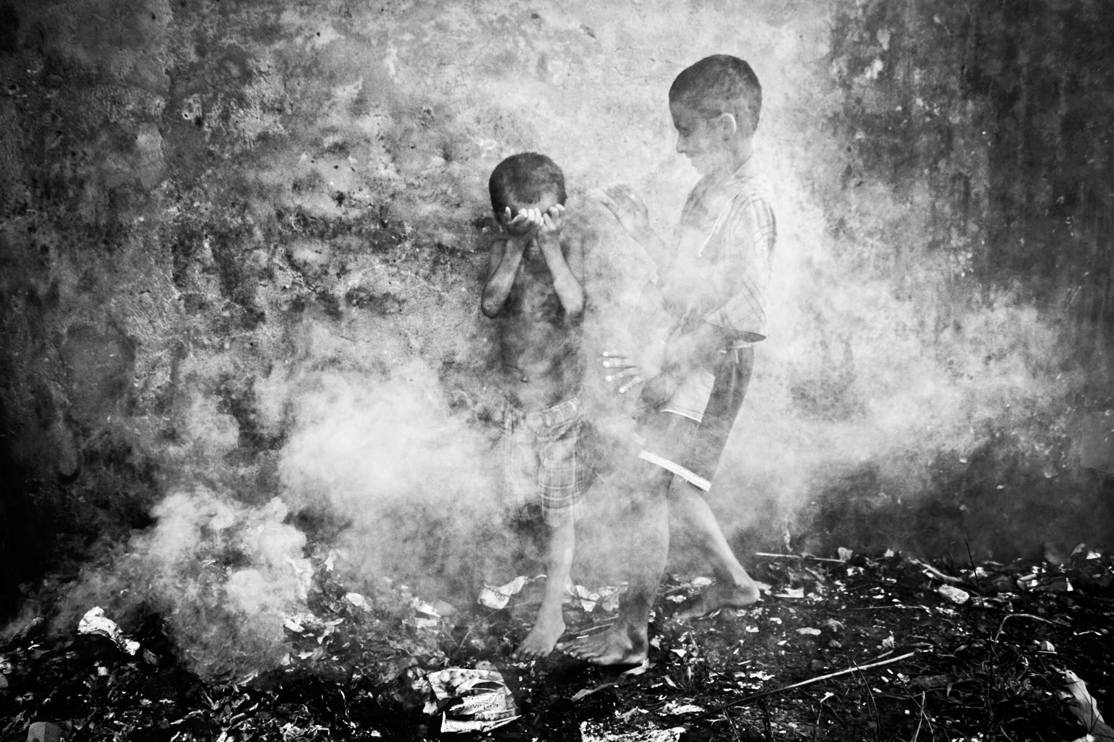 Hajléktalan kisfiúk játszanak a porban, Bangladesben (Fotó: Kazi Riasat Alve)