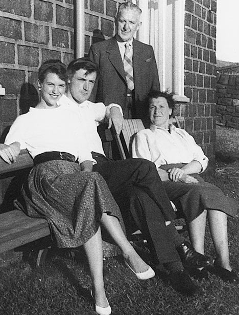 Sylvia Plath Ted Hughes-szal, és férje szüleivel (1956)