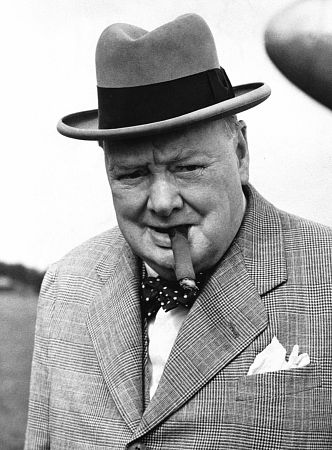 Churchill az elmaradhatatlan szivarral