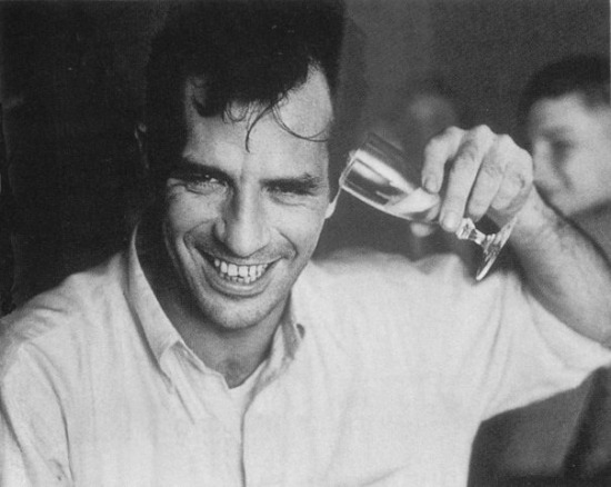 Jerry Yulsman: Jack Kerouac az alternatív alkoholbevitel lehetőségeit kutatja,  New York, 1958