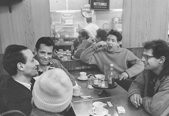 John Cohen: Allen Ginsberg, Gregory Corso (sapkában), Larry Rivers festő,  Jack Kerouac és David Amram zenész reggelizik, New York, 1959