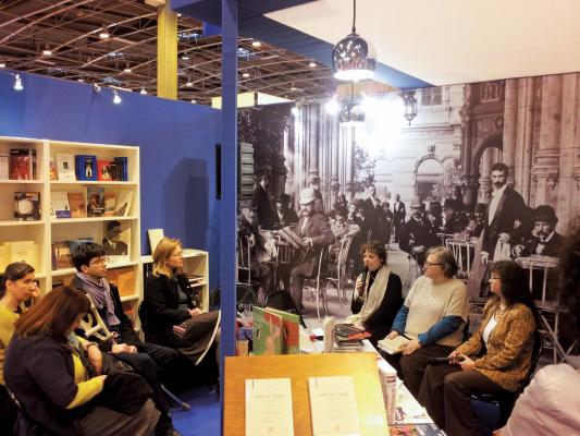 Beszélgetés a magyar standnál a tavalyi Párizsi Könyvszalon (Fotó: publishinghungary.hu)