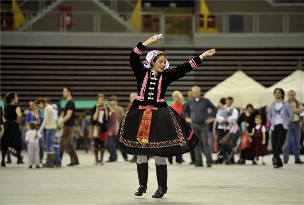 Zoboraljai táncot táncol egy résztvevő az országos táncháztalálkozón (MTI Fotó: Bruzák Noémi)