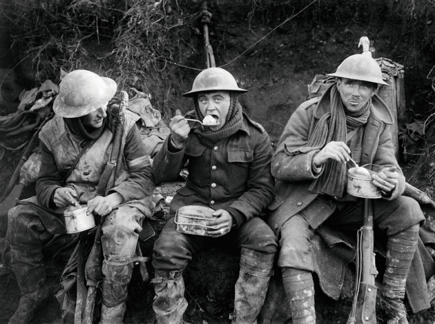 Angol katonák a fejadagjukat fogyasztják a fronton, Franciaország 1916.