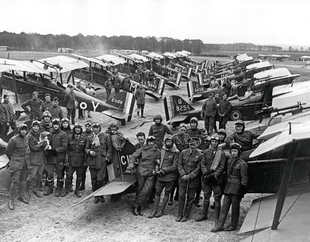 A Királyi Repülő Hadtest repülőszázadának vadászpilótái az SE5-ös flotta előtt