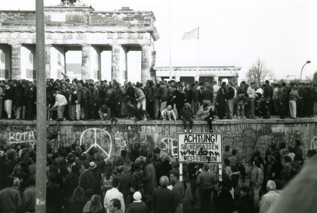 A berlini fal, 1989. november 10. (Fotó: Fumiko Matsuyama, forrás: europeana1989.eu)