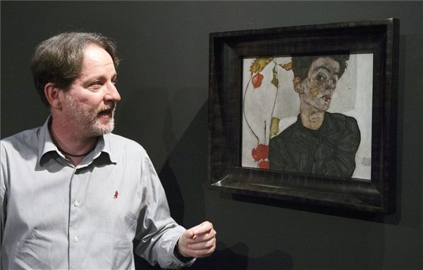 Baán László, a múzeum főigazgatója Egon Schiele Önarckép lampion virággal című képe előtt (MTI Fotó: Beliczay László)