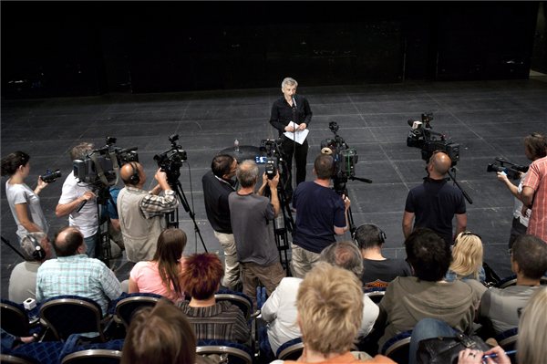 Alföldi Róbert a sajtótájékoztatón a Nemzeti Színházban (MTI Fotó: Kallos Bea)