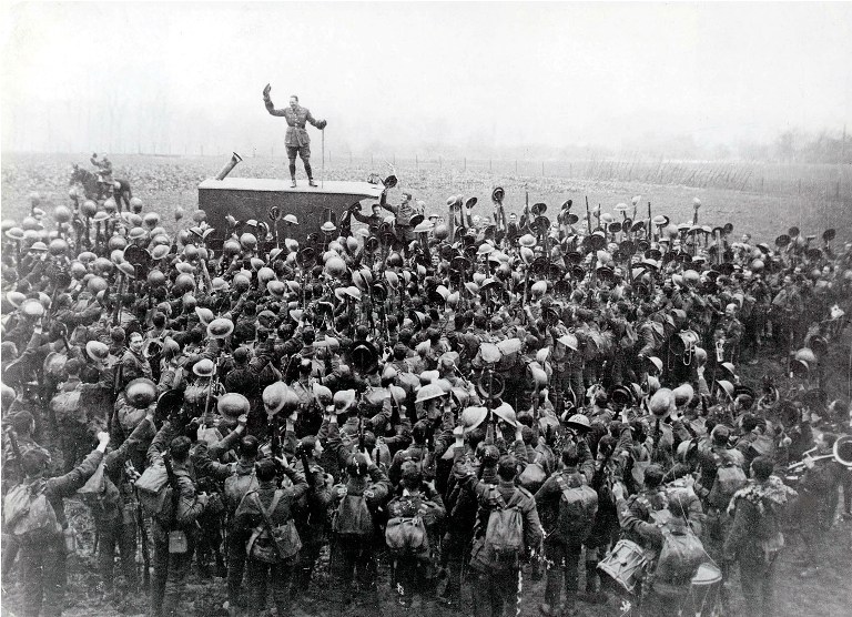 A kelet-surreyi ezred 1918. november 11-én tiszteleg a német megadás hírére