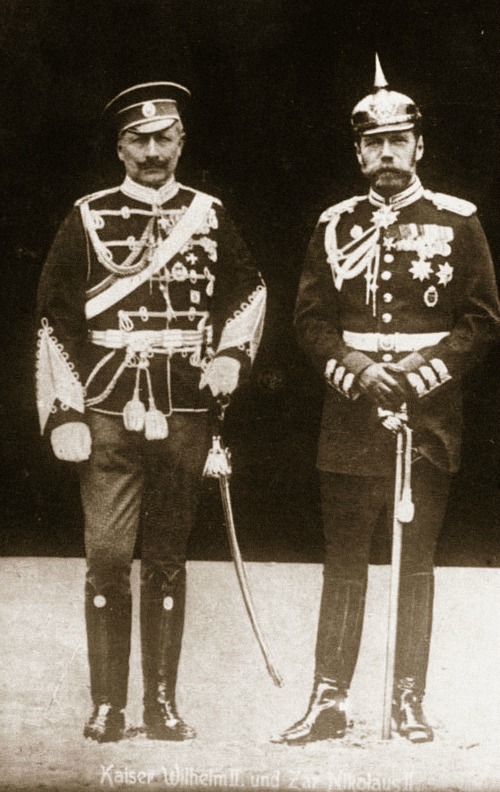 Az 1905-ben készült fotón Miklós (jobb oldalon) és Vilmos egyenruhát cseréltek