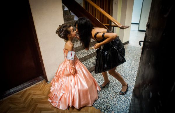 Édesanya szájon csókolja színpadra készülő gyermekét a Little Queen of the World nemzetközi gyerekszépségverseny döntjében (2010. Bulgária, Burgasz - Forrás: sajto-foto.hu)