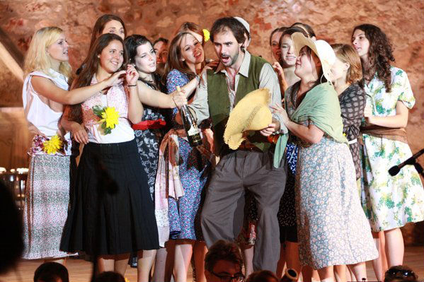 Jelenet a 2011-es operaelőadásból - Donizetti: Szerelmi bájital