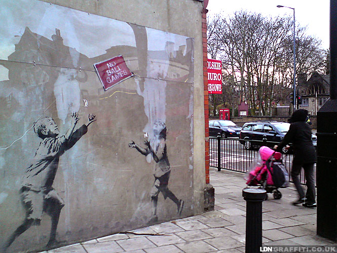 A No Ball Games graffiti itt még az eredeti helyén (Fotó: ldngraffiti.co.uk) 