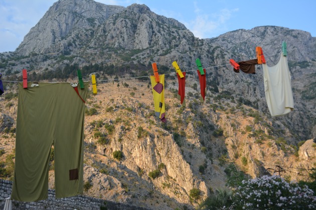 Óriásruhák háttérben a Kotor mögött húzódó hegyekkel (Fotó: Szakszon Flóra)