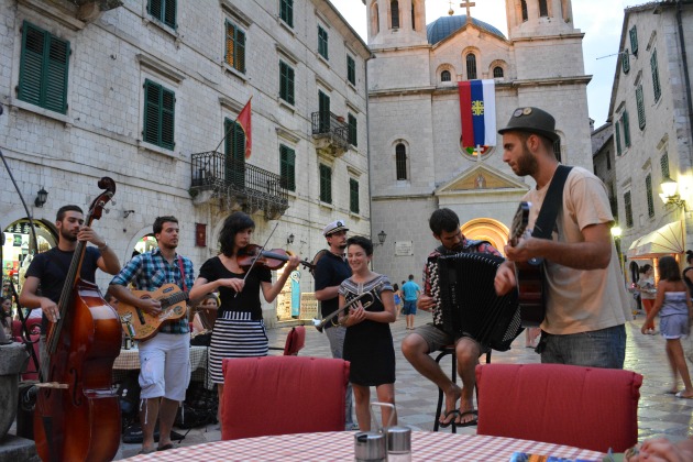 Francia sanzonokat éneklő belgrádi utcazenészek Kotor egyik főterén (Fotó: Szakszon Flóra)
