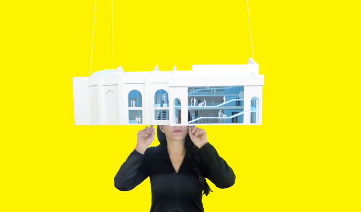 Marina Abramovic az épület modelljével (Fotó: OMA, forrás: yatzer.com)
