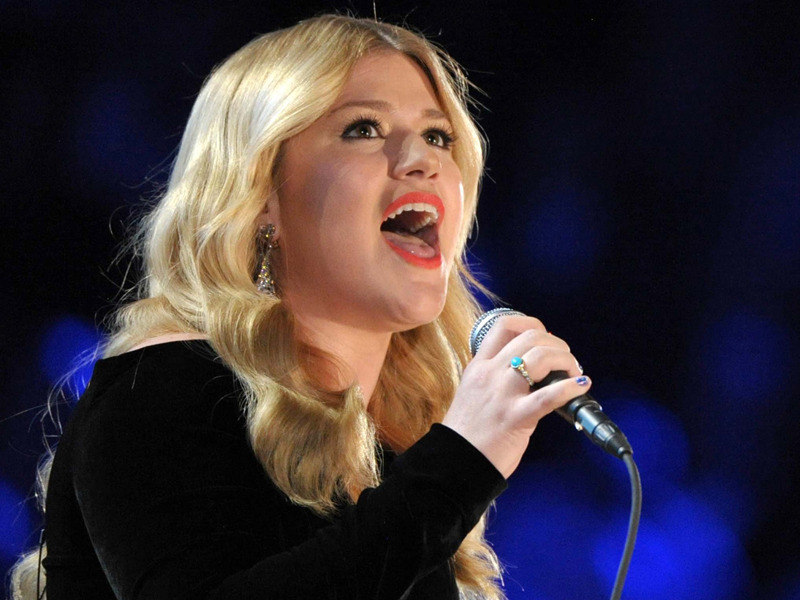 Kelly Clarkson a legendás gyűrűvel (Fotó: newswhip.com)