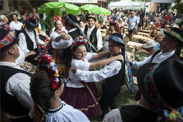 A Zengővárkonyi Köpüfa zenekar és táncegyüttes tagjai a fesztivál megnyitóján (MTI fotó: Szigetváry Zsolt)