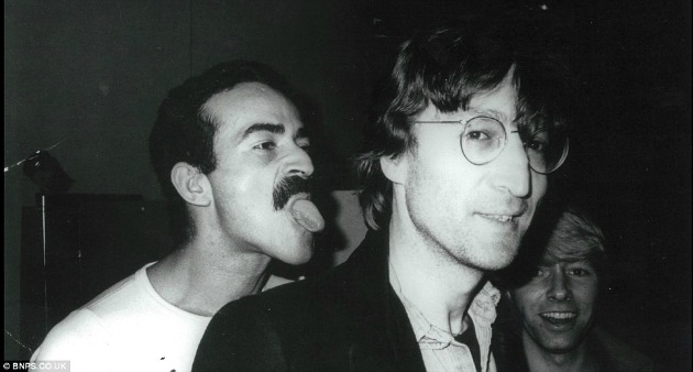 John Lennon a kép jobb oldalán (Forrás: dailymail.co.uk)
